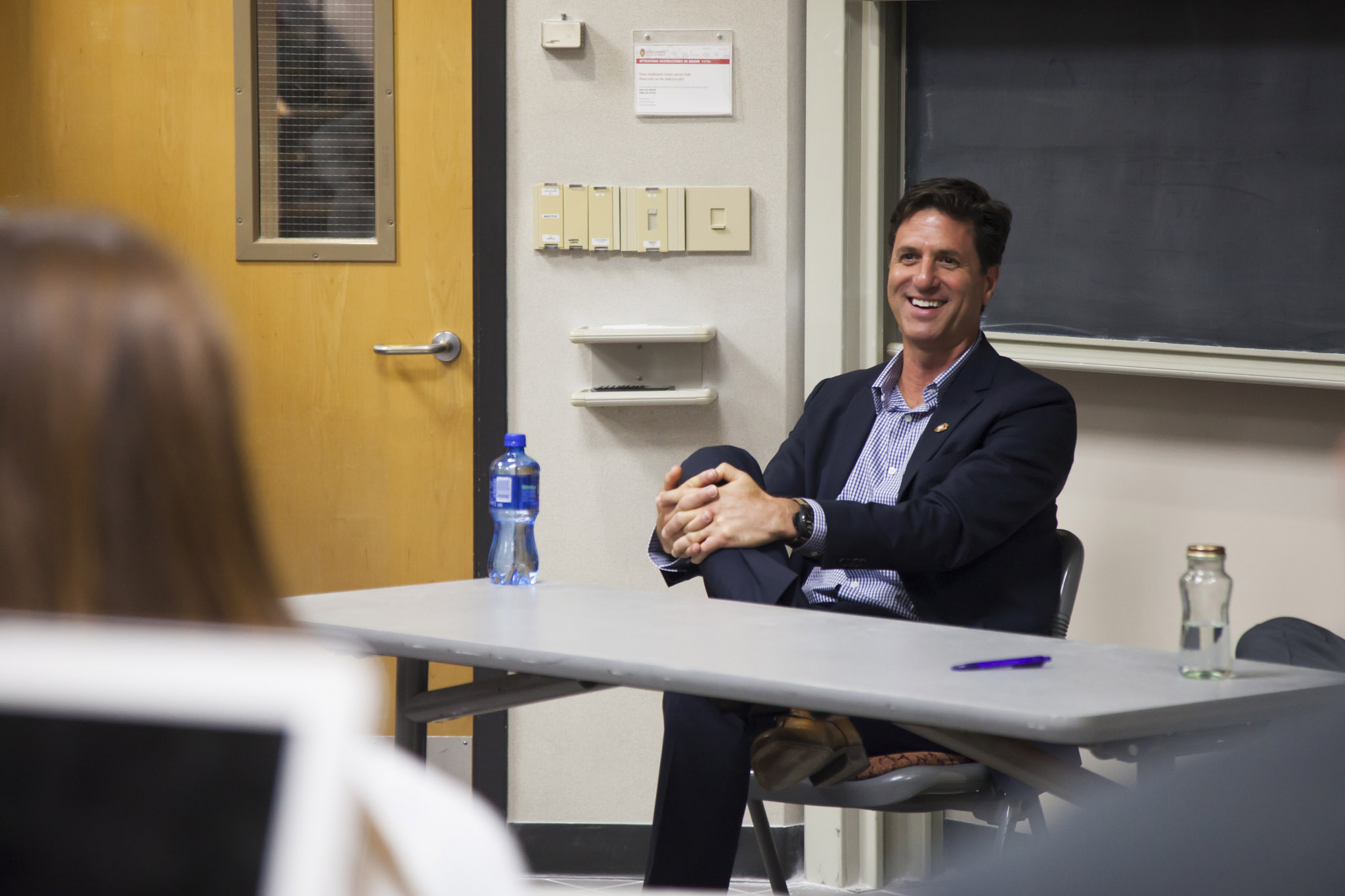 Steven Levitan speaks with students.